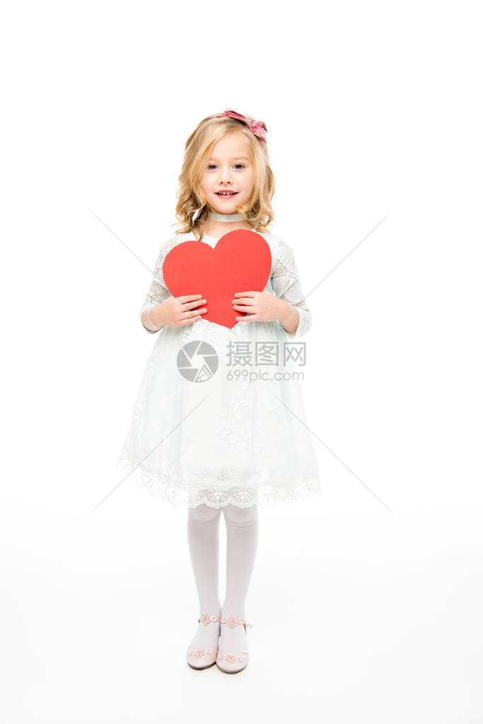 穿着白裙子的可爱小女孩带着红色纸心胸图片