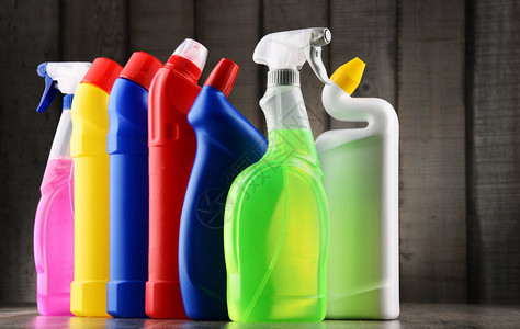 各种洗涤剂瓶和化学清洁用品图片