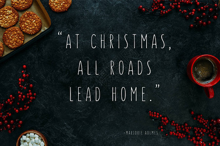 饼干咖啡和圣诞装饰的浆果图片