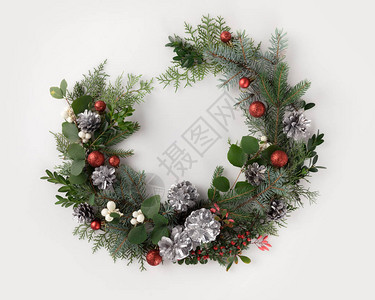 由香树枝圣诞球松果和寄生虫制成的圣诞节花环图片