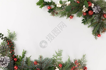 由白边隔开的Fir树枝Christmas球和松锥组成的圣诞节图片