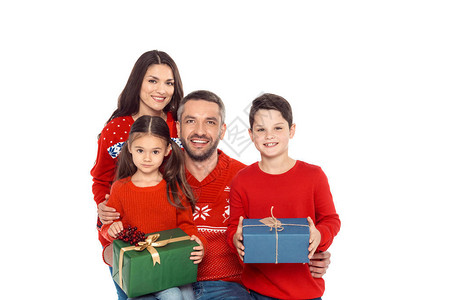 穿着红毛衣的家庭带着圣诞礼物在白背景图片