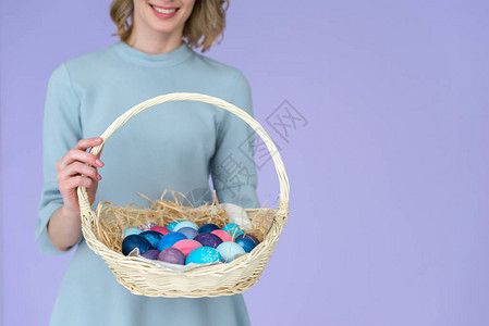在复活节篮子彩色鸡蛋中与紫外线隔离的妇女用背景图片