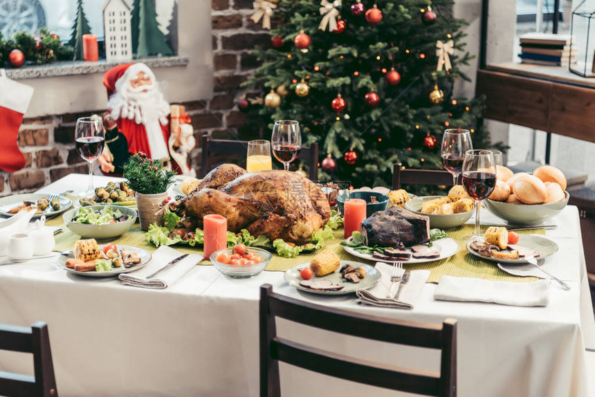 美丽的装饰圣诞节日餐桌和美味图片