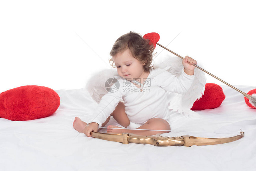 用弓箭坐在床上的小天使图片