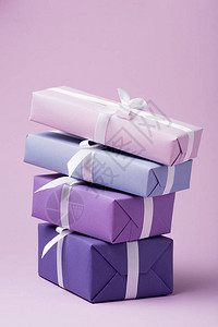 紫色表面有白色丝带的彩色礼品盒图片