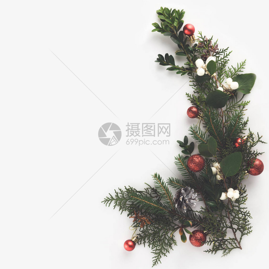 圣诞树枝圣诞节球和松锥的顶部风景图片