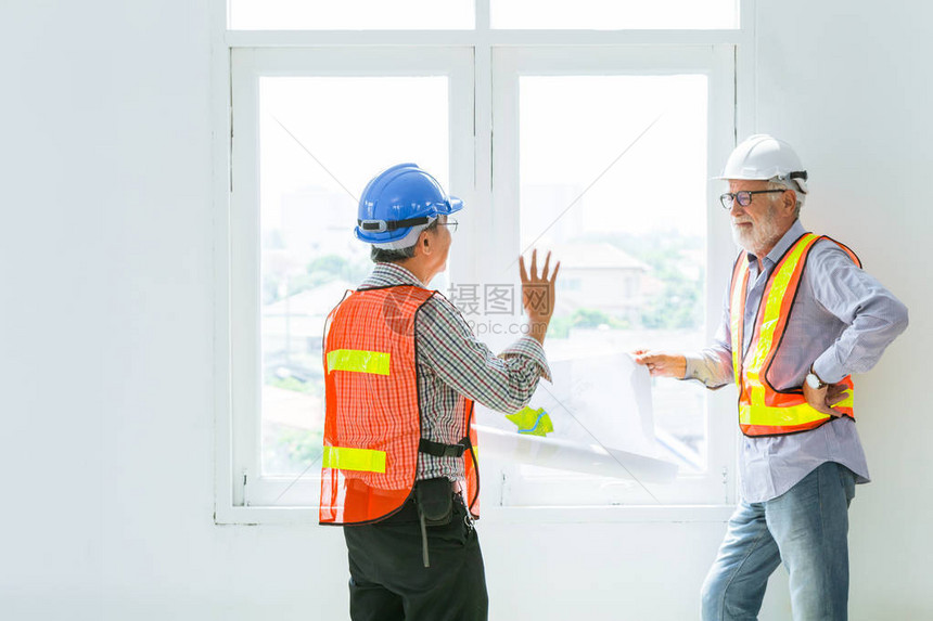 将高级建筑工程师工人混在一起图片