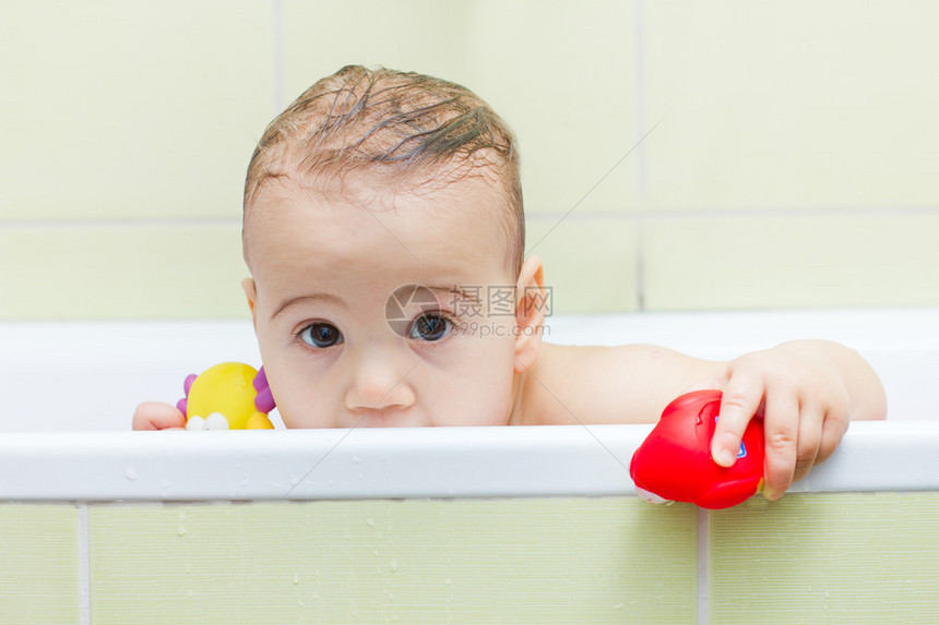 婴儿洗澡时从浴缸里偷看图片
