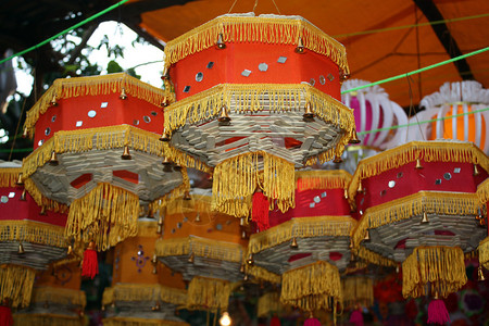 在Diwali节的印度街边商店出售手工制作的灯笼背景图片