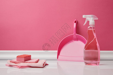 粉色抹布海绵和勺子图片