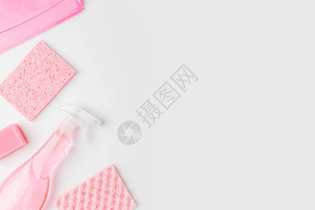 粉色清洗海绵和喷雾瓶的顶图片