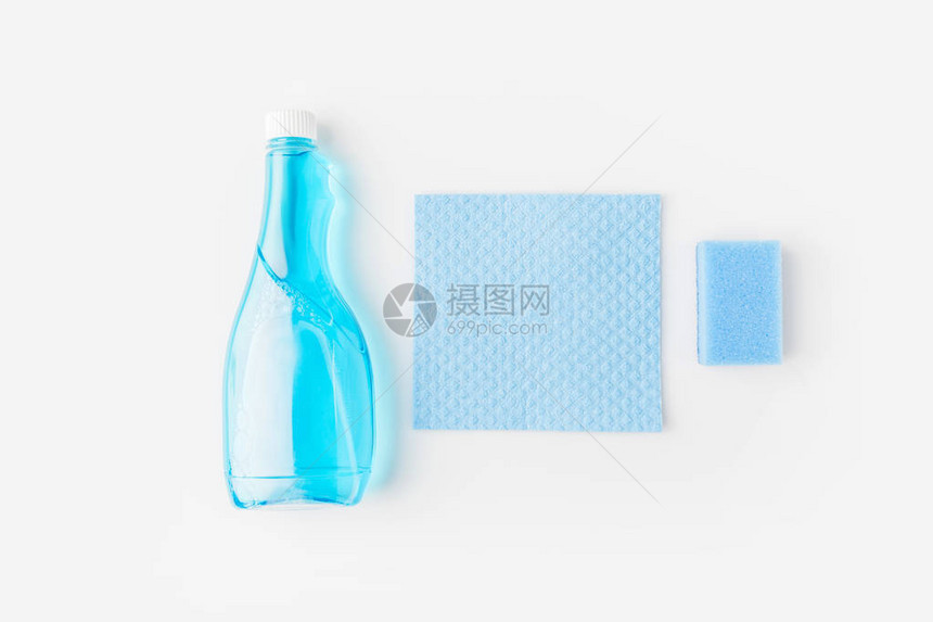蓝色瓶子和清洗海绵的图片