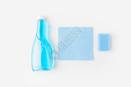 蓝色瓶子和清洗海绵的图片