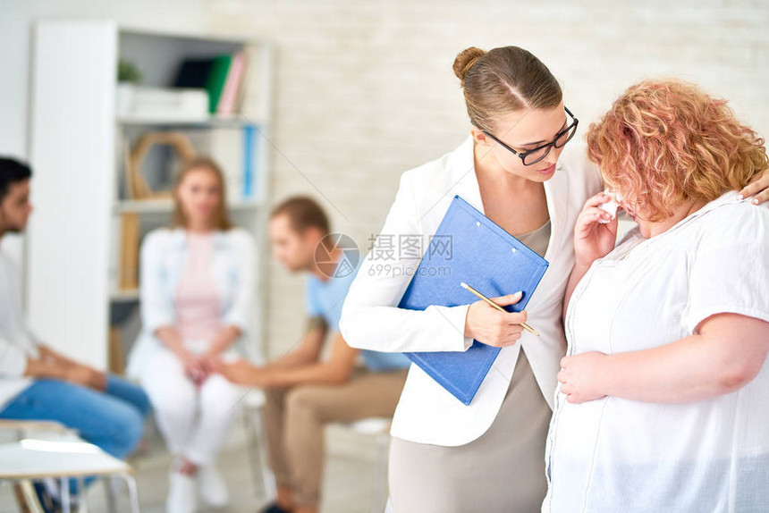 年轻女心理医生的肖像图片