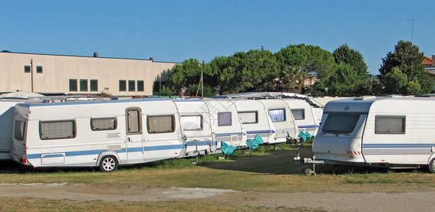 露营地和船库内的大篷车组图片