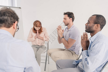 匿名团体在治疗期间祈祷的镜头图片