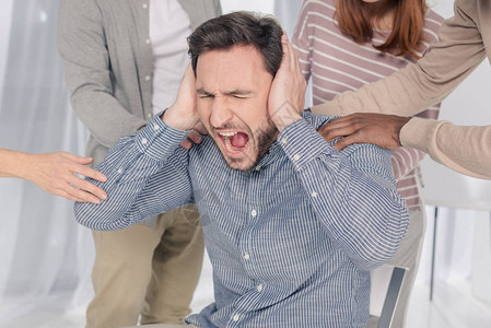 支持抑郁的中年男子在集体治疗期间尖叫的人被图片