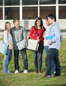 在大学校园里站立的幸福多民族学生满身欢乐图片