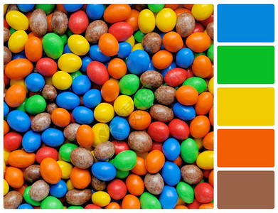一堆五颜六色的巧克力涂层糖果带有背景图片