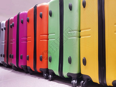 许多彩的手提箱等待在国际机场图片