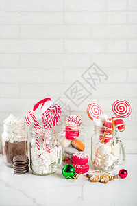 一套各种圣诞糖果姜面包饼干面粉加热巧克力成分的棉花糖泥瓦罐子杯白背图片