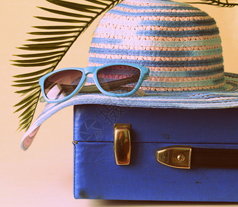 旧式的蓝色旅行李箱和海图片