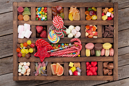 多彩的糖果盒棒糖马卡龙棉花糖背景图片