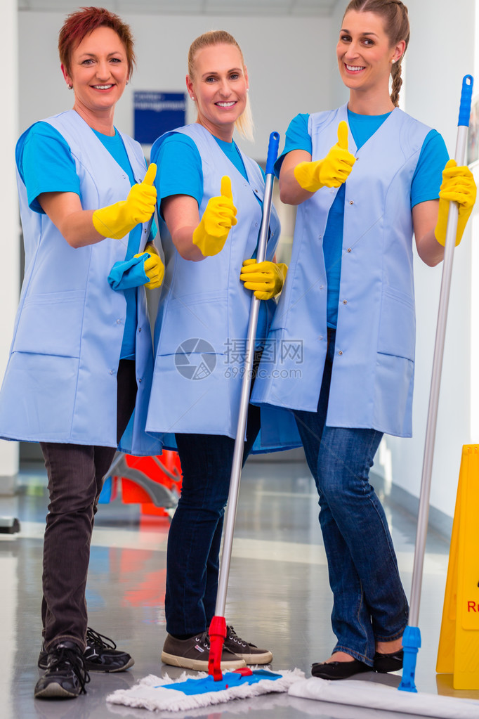 清洁女工在团队工作展示图片