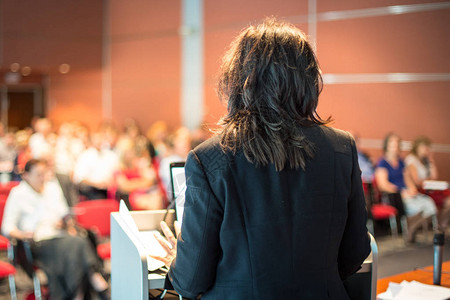 女发言人就企业商务会议发表演讲在会议厅的观众中面目全非的人商图片