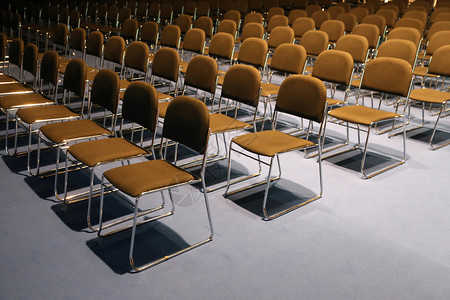 现代会议厅里一排的椅子背景图片