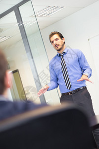 业务主管在会议或内部业务培训期间向同事进行演示背景图片
