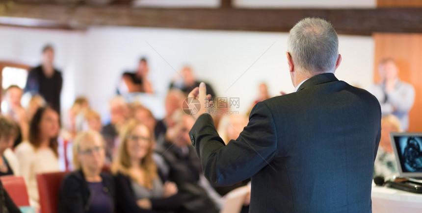 在商务会议上发表公开演讲的演讲者会议厅的观众创业俱乐部后视图水平组图片
