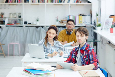 学生和有小工具的学生在上课图片