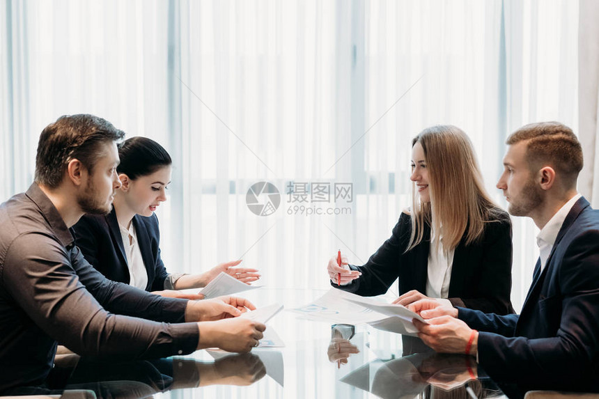 业务团队沟通合作伙伴谈判男人和女人在办公室工图片
