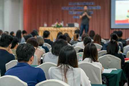 在会议厅或研讨会议商业和教育理念的舞台上与演讲者的模背景图片