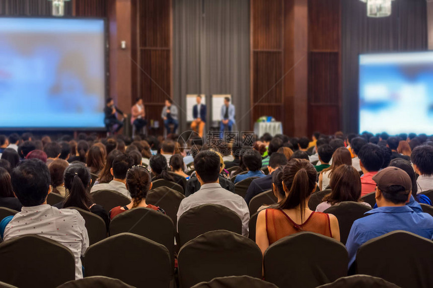 带有与会者的会议室或会议室照片摘要图片