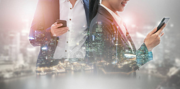使用手机的年轻商人有现代城市大厦背景未来电信技术和物联网I图片