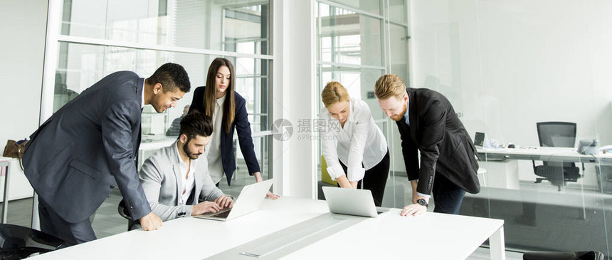 在会议室开会的工商界人士小组图片