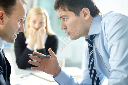 年轻经理在会议上与老板争吵图片