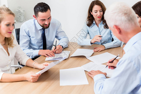 律师在律师事务所召开团队会议阅读文图片