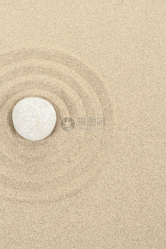 在柔软的沙砂中有圆环的图片