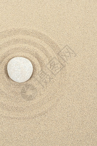 在柔软的沙砂中有圆环的图片