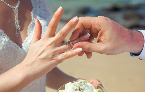 男人给女人戴上结婚戒指图片