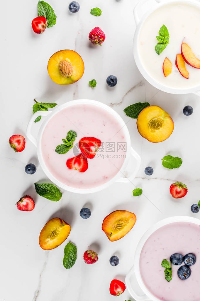 夏季健康饮食晚餐素食甜点各种甜奶油水果和浆果汤图片
