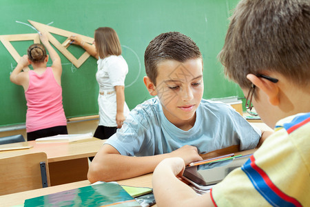 课桌前的小学生背景图片