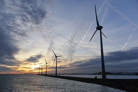 夕阳下的五台风力发电机组图片