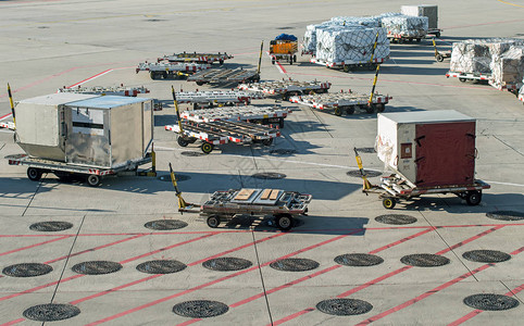 空行李车在机场背景图片