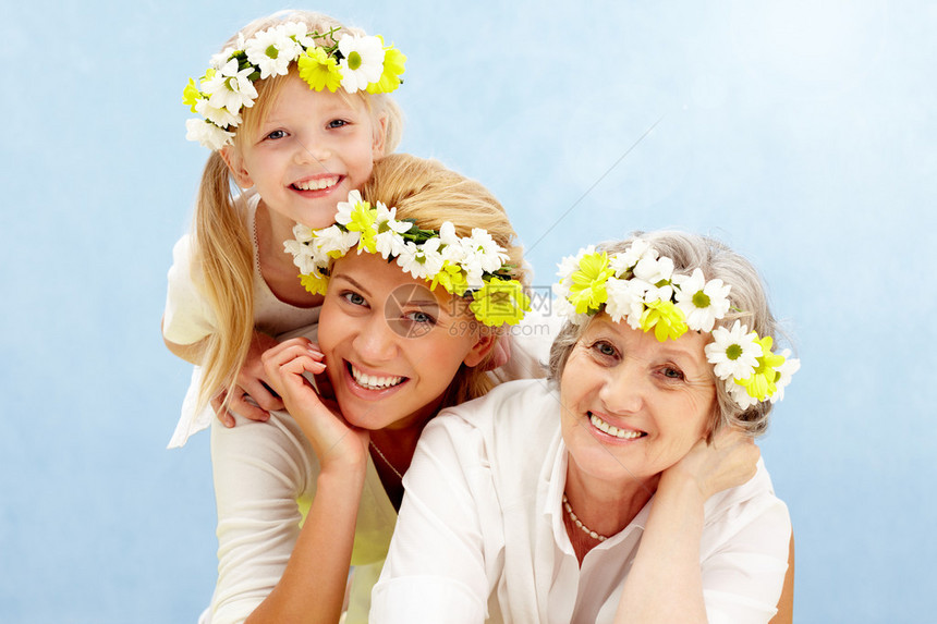 女儿在她母亲和祖母头上戴花束图片