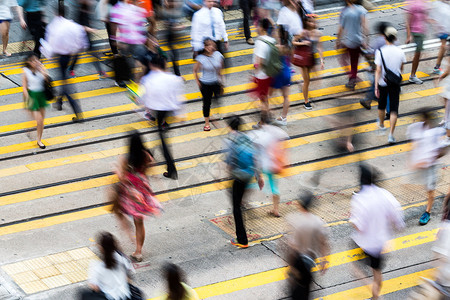 跨越香港街的行人模糊图片